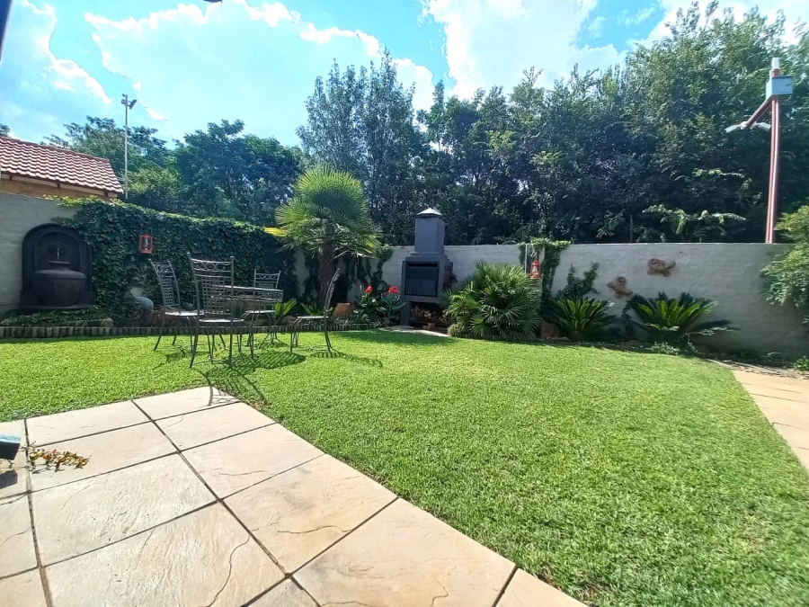 3 Bedroom Property for Sale in Mooivallei Park North West